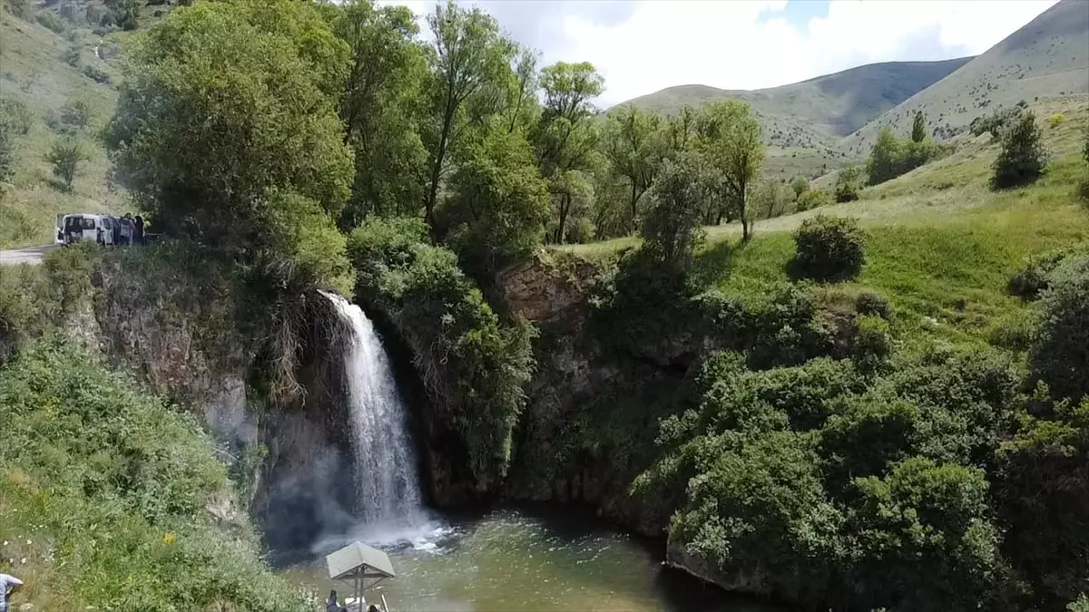 Bayburt\'ta serinlemek isteyenler Sırakayalar Şelalesi\'ni tercih etti