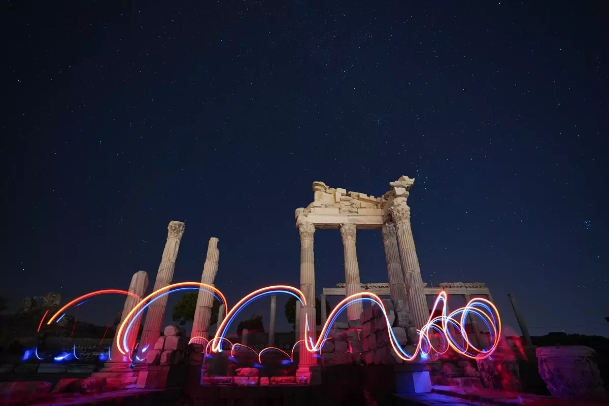 Bergama Akropolü\'nde Perseid meteor yağmuru gözlendi