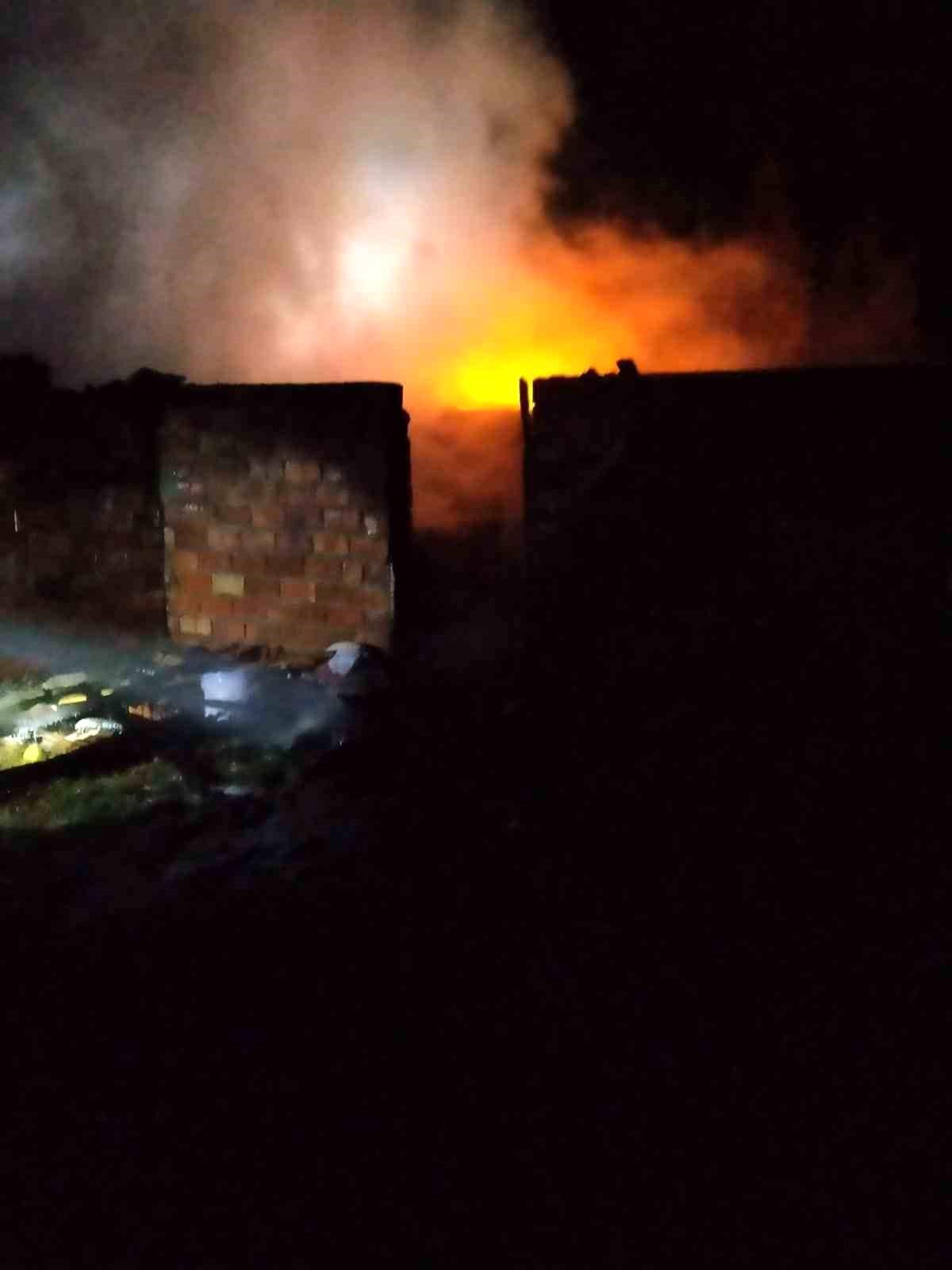 Bilecik\'te bir evin yanındaki samanlıkta çıkan yangın itfaiye ekipleri tarafından söndürüldü