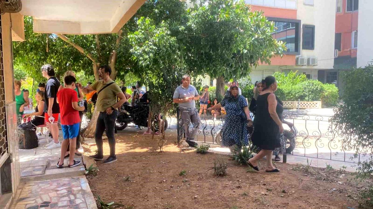 Antalya\'da bir binada çıkan yangın paniğe neden oldu