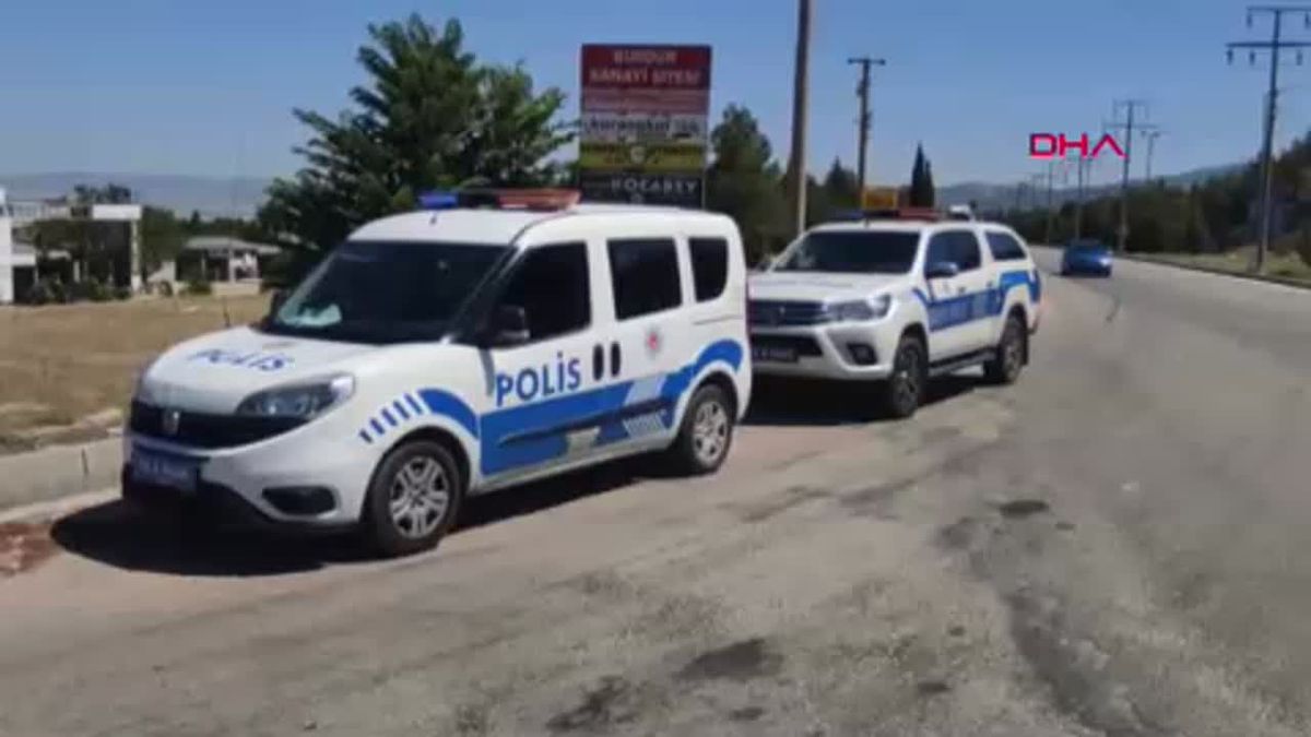 Burdur\'da Kavşakta Otomobil Kazası: 2 Yaralı