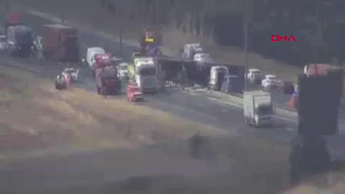 TEM Otoyolu Çatalca mevkii Edirne istikametinde TIR devrildi