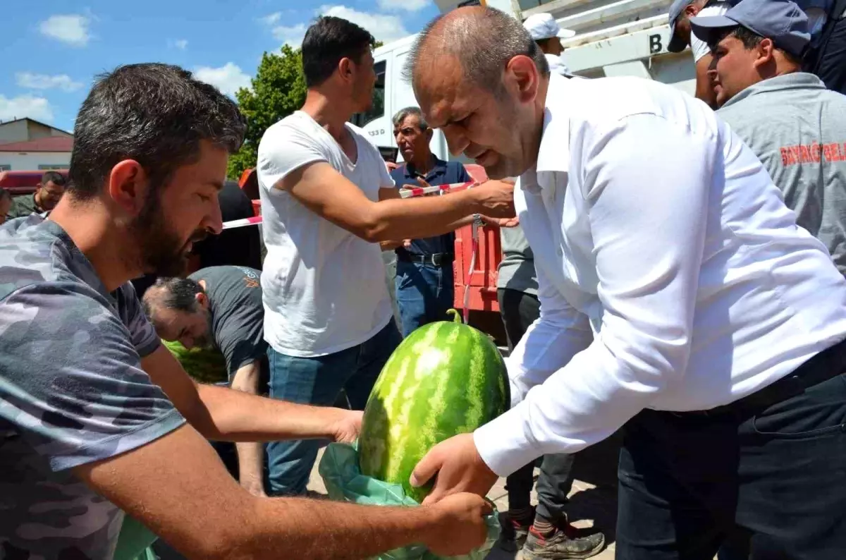 Başkan Dilsiz, çiftçiye 2 ton ücretsiz karpuz dağıttı