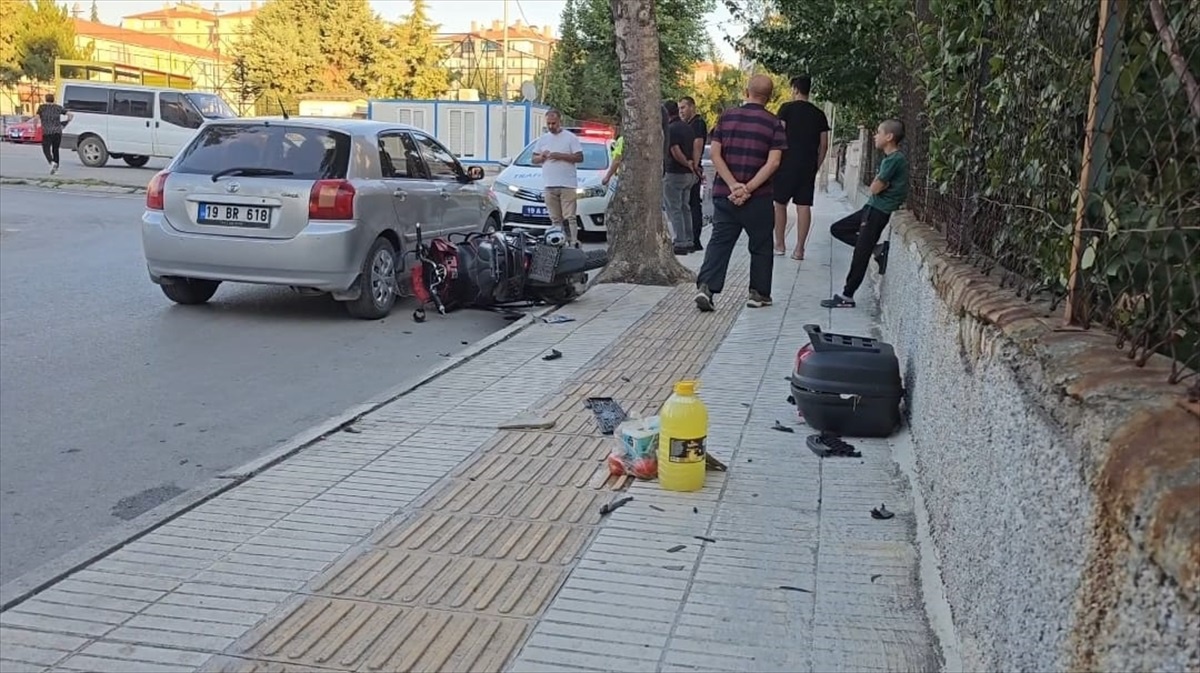 Çorum\'da otomobil ile çarpışan motosikletin sürücüsü yaralandı