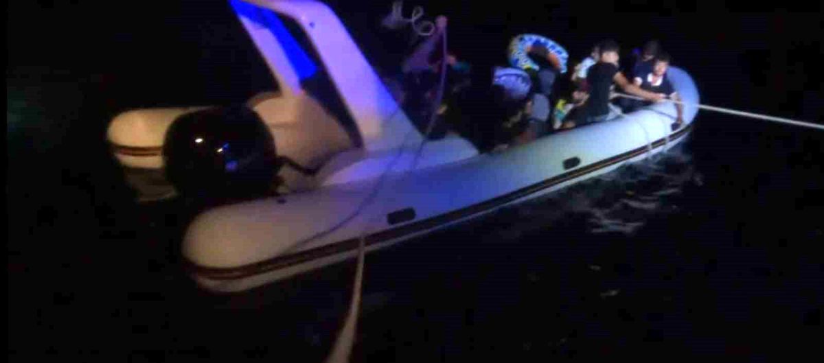Muğla\'da Motor Arızası Yapan Lastik Bot İçindeki 19 Düzensiz Göçmen Kurtarıldı