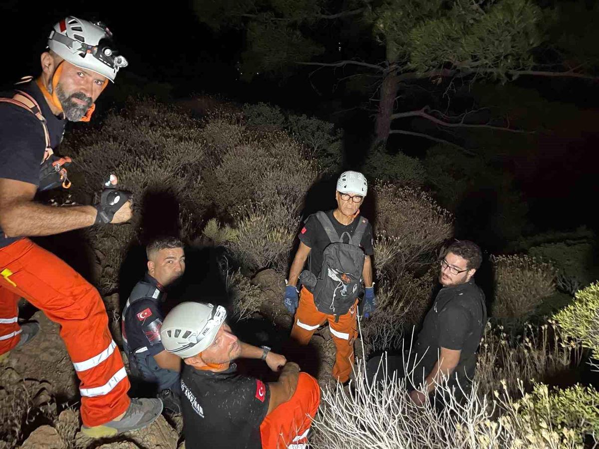 Muğla\'nın Datça ilçesinde mahsur kalan 10 düzensiz göçmen kurtarıldı