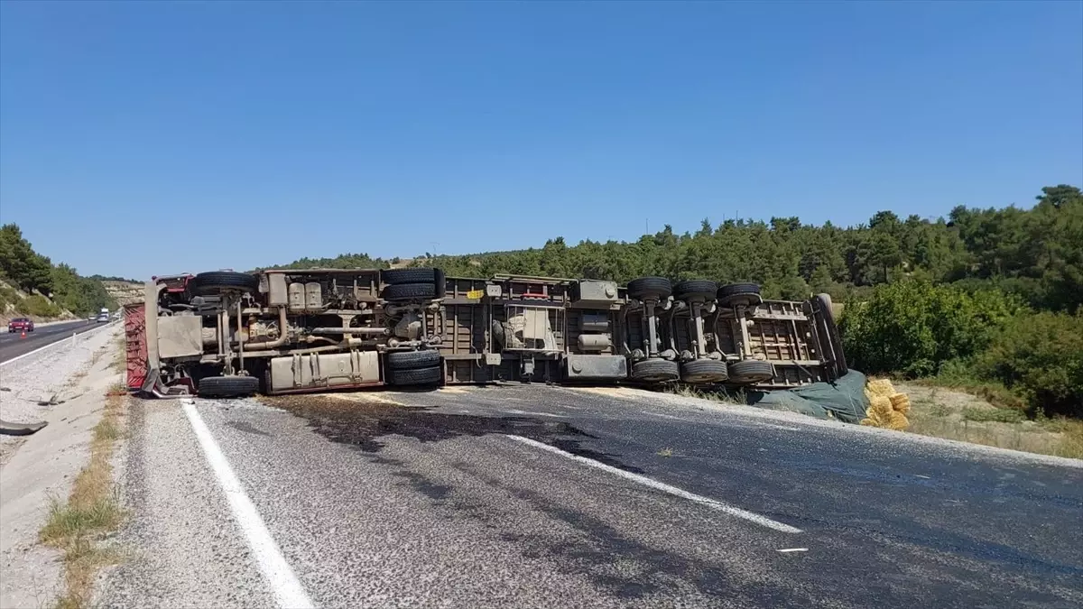 Denizli\'nin Buldan ilçesinde tır devrildi, sürücü yaralandı