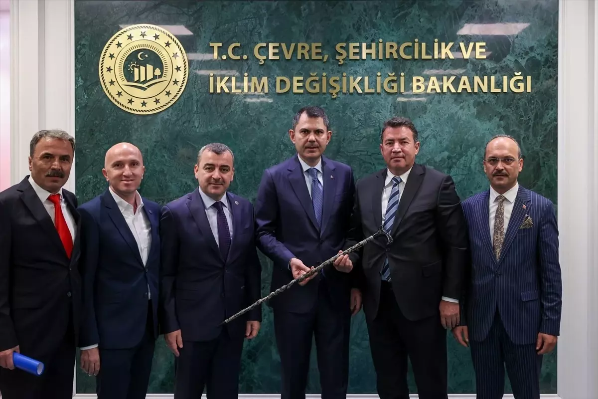 Devrek Belediye Başkanı Özcan Ulupınar, Çevre, Şehircilik ve İklim Değişikliği Bakanı Murat Kurum\'u ziyaret etti