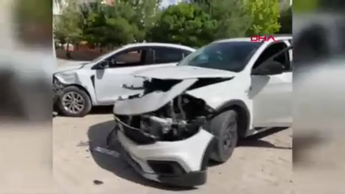 Diyarbakır\'da Kafa Kafaya Çarpışan Otomobillerde 3 Kişi Yaralandı