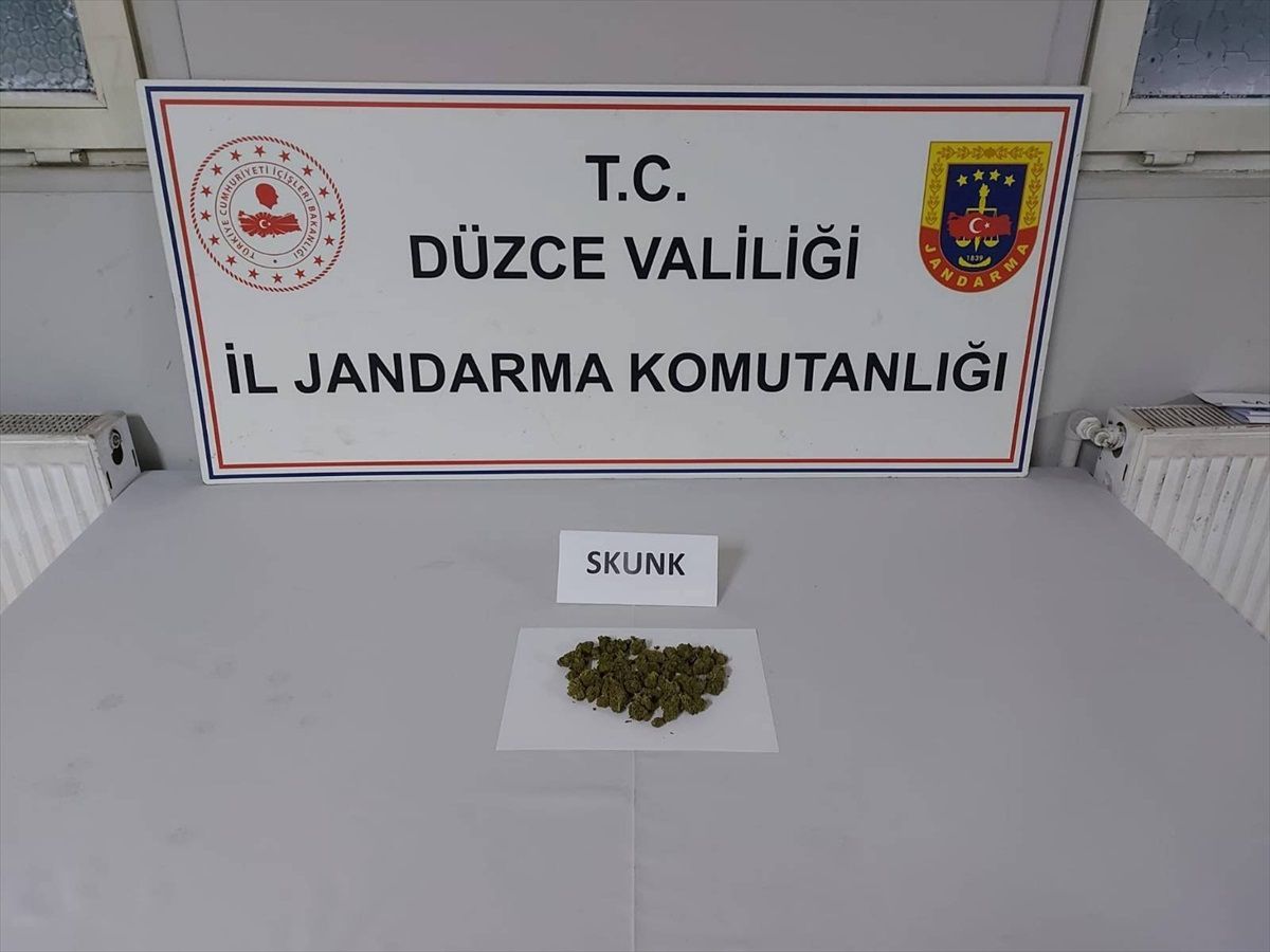 Düzce\'de Uyuşturucu ve Kaçakçılık Operasyonları: 15 Şüpheliye Adli İşlem
