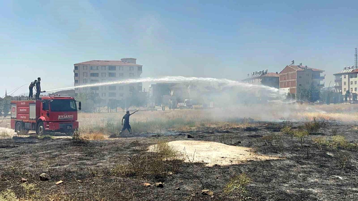 Elazığ\'da mahalle arasında çıkan ot yangını söndürüldü