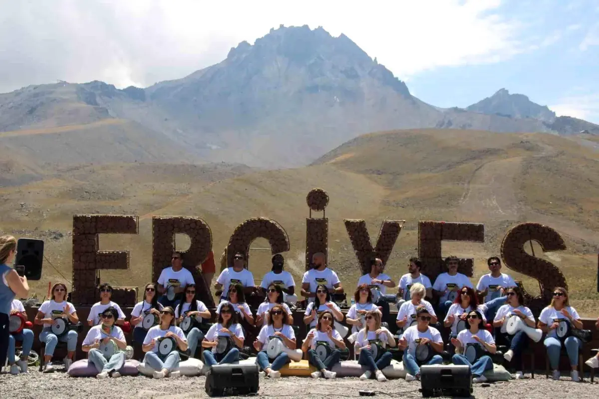 Erciyes\'te Ritim Kayseri tarafından darbuka şovu düzenlendi