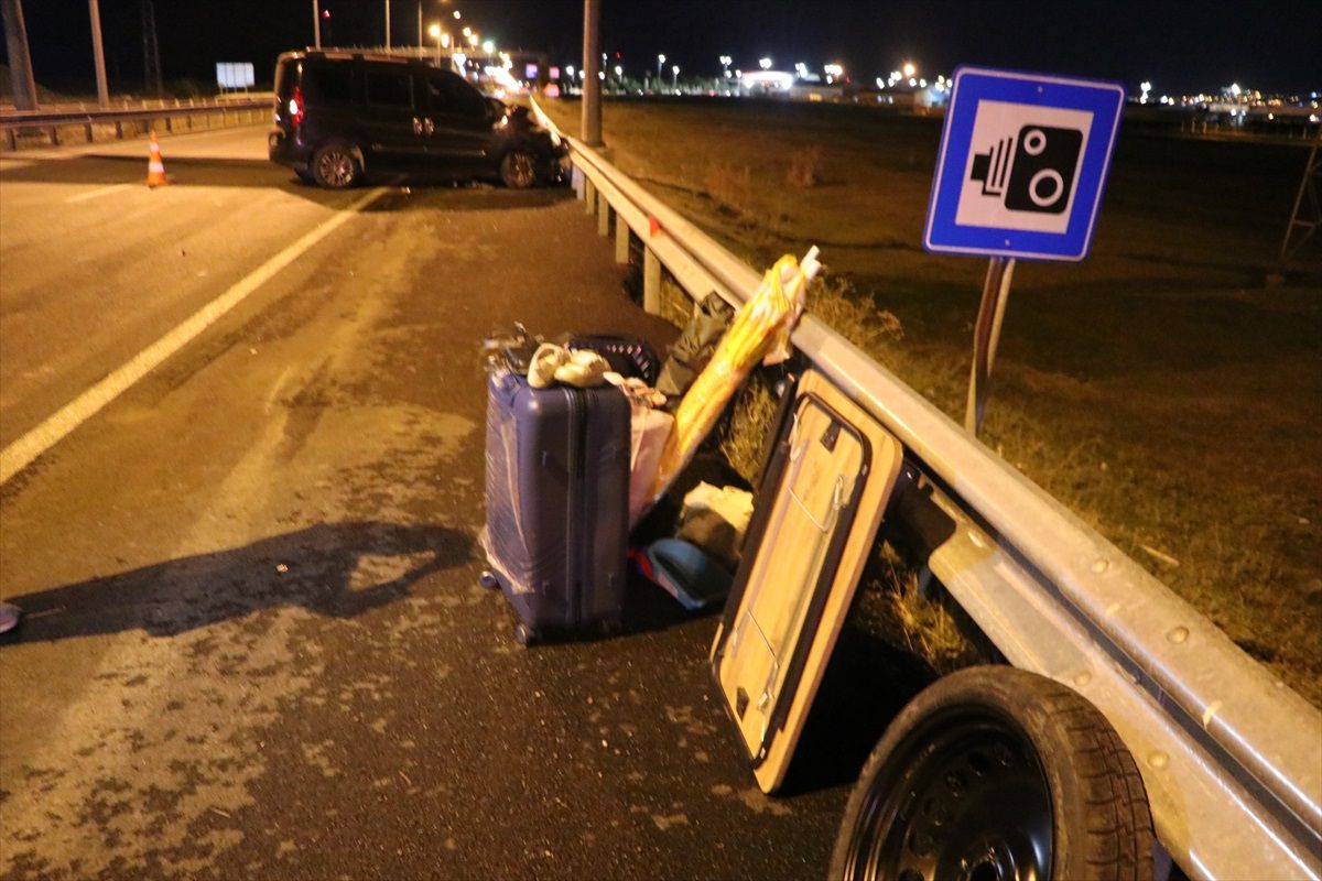 Erzurum\'da Lastiği Patlayan Otomobile Hafif Ticari Araç Çarptı: 4 Yaralı