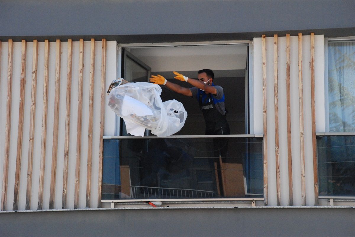Eskişehir\'deki Evden 9 Kamyon Çöp Çıkarıldı