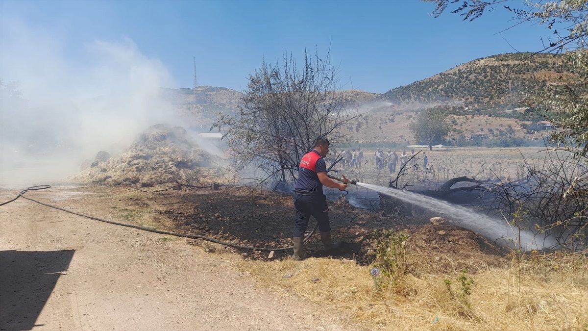 Adıyaman\'da saman balyalarının bulunduğu alanda yangın çıktı