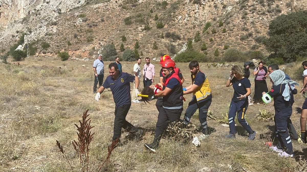 Sivas\'ta Hafif Ticari Araç Şarampole Devrildi: 6 Yaralı