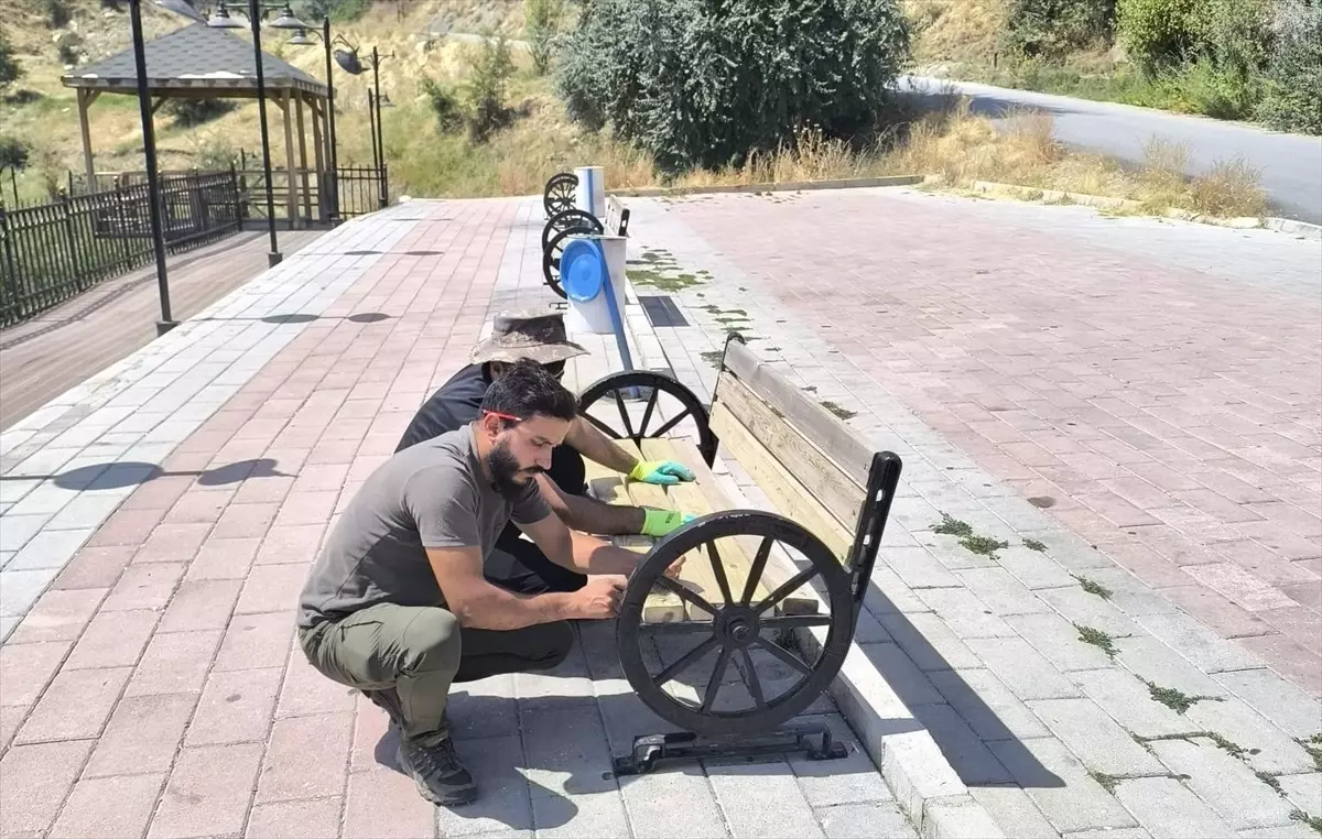 Hakkari Belediyesi Hasar Gören Oturma Banklarını Yeniliyor