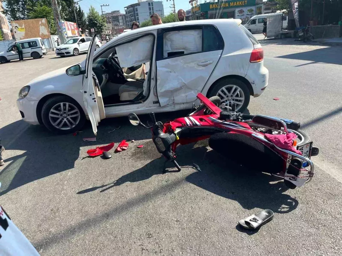 Hatay\'da otomobil ile motosikletin çarpışması sonucu 2 kişi yaralandı