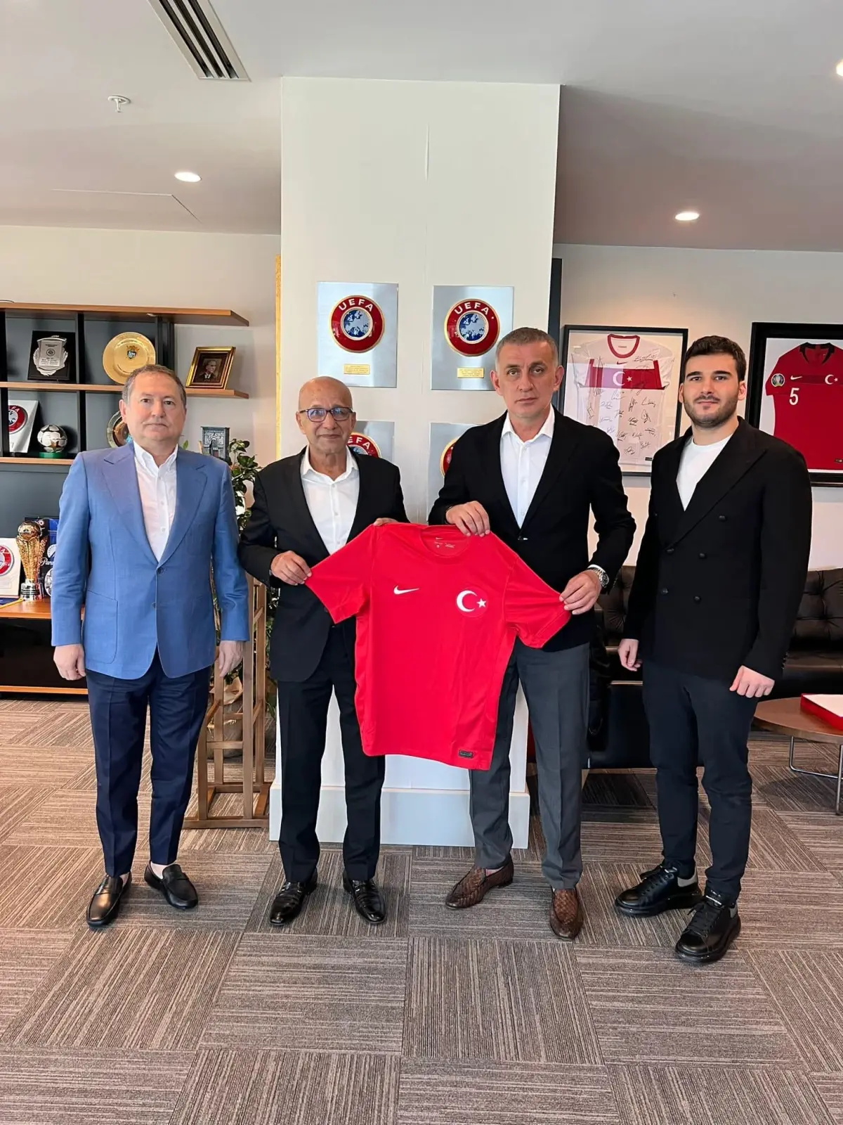 Hatayspor Kulüp Başkanı TFF Başkanı İbrahim Hacıosmanoğlu\'nu ziyaret etti