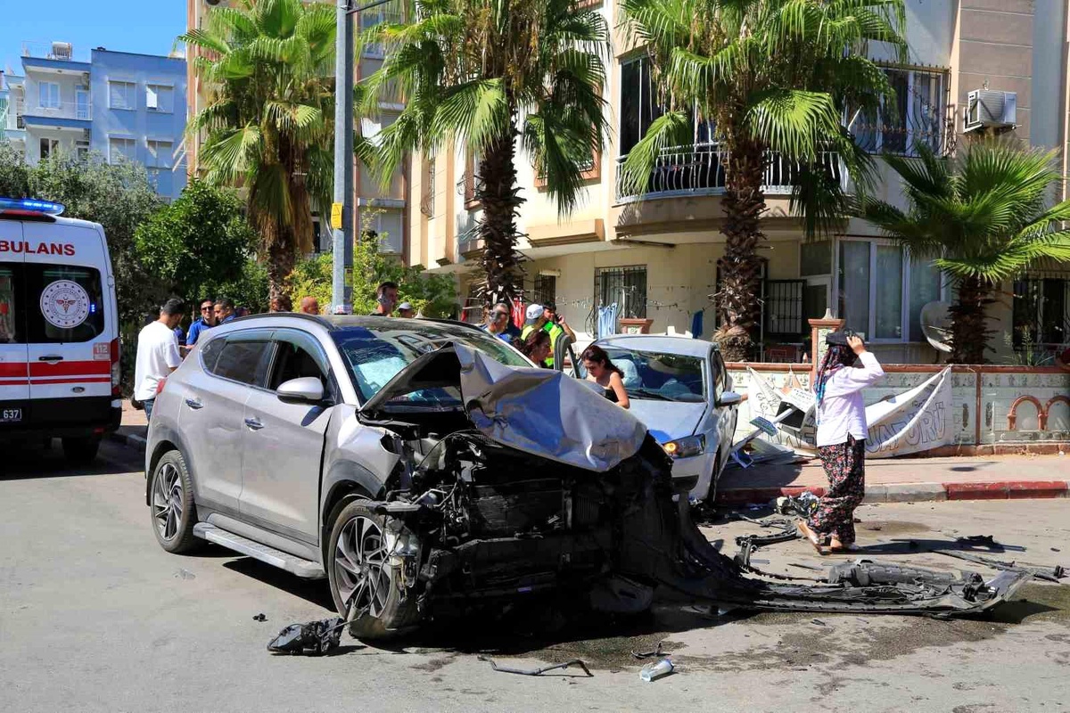 Antalya\'da kontrolsüz kavşakta trafik kazası: 1 yaralı