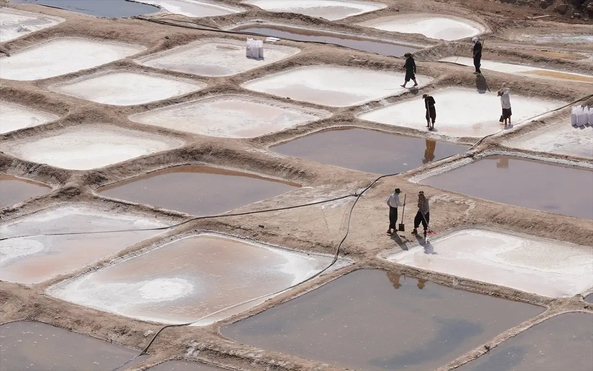 Irak\'ta Kavurucu Sıcaklarda Tuz Üretimi