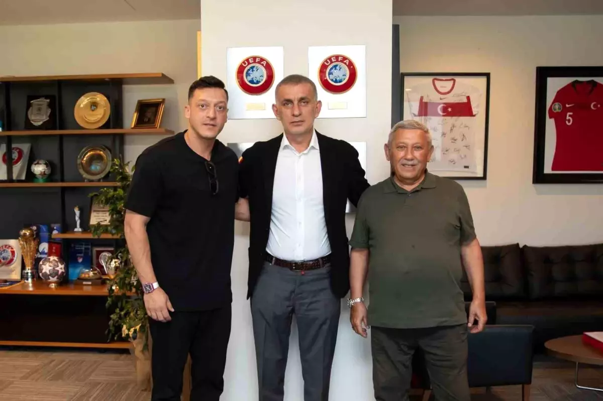 İbn Haldun Üniversitesi Mütevelli Heyeti Başkanı Prof. Dr. İrfan Gündüz ve Mesut Özil, TFF Başkanı Hacıosmanoğlu\'nu ziyaret etti