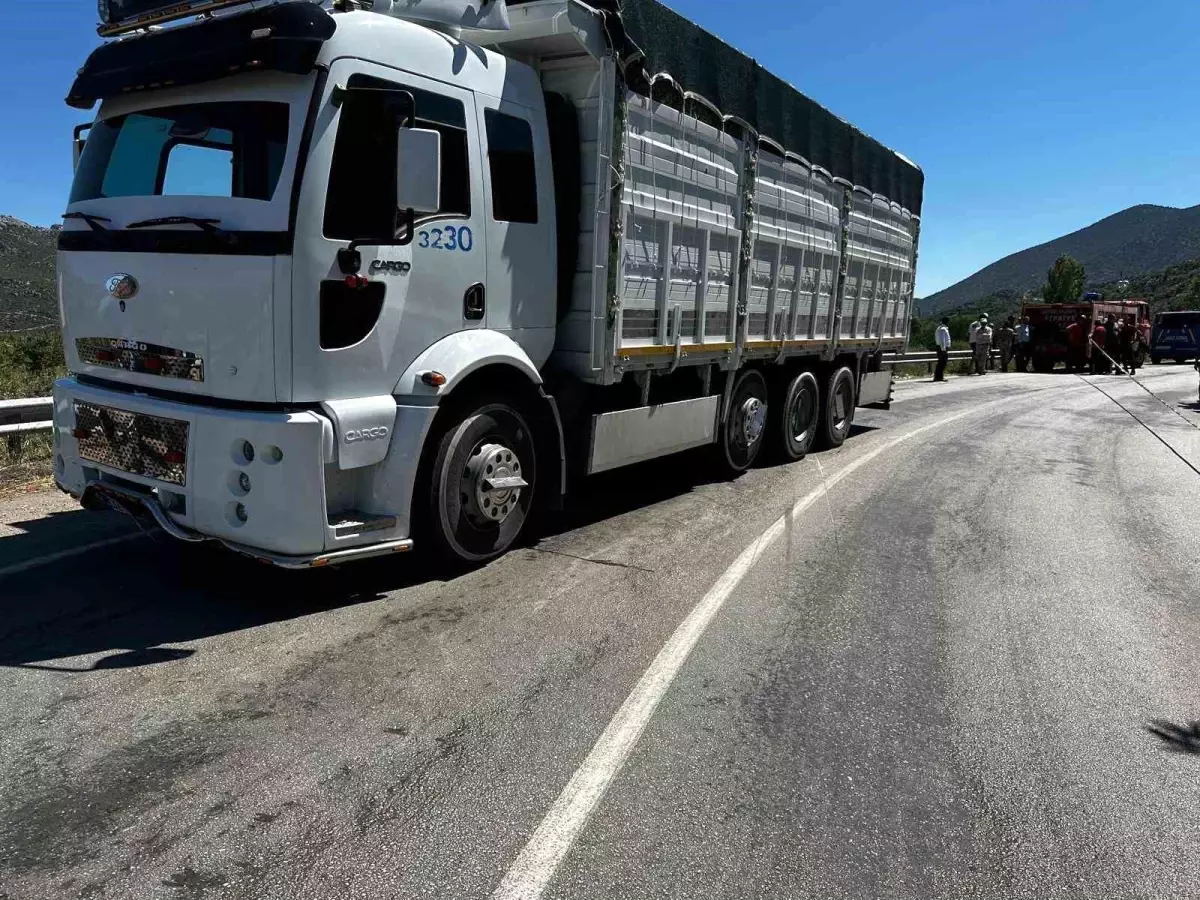 Isparta\'da kamyonet ile motosiklet çarpışması: 2 çocuk hayatını kaybetti