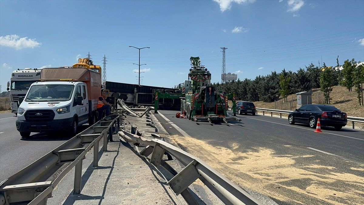 TEM Otoyolu Çatalca mevkisinde tır devrildi