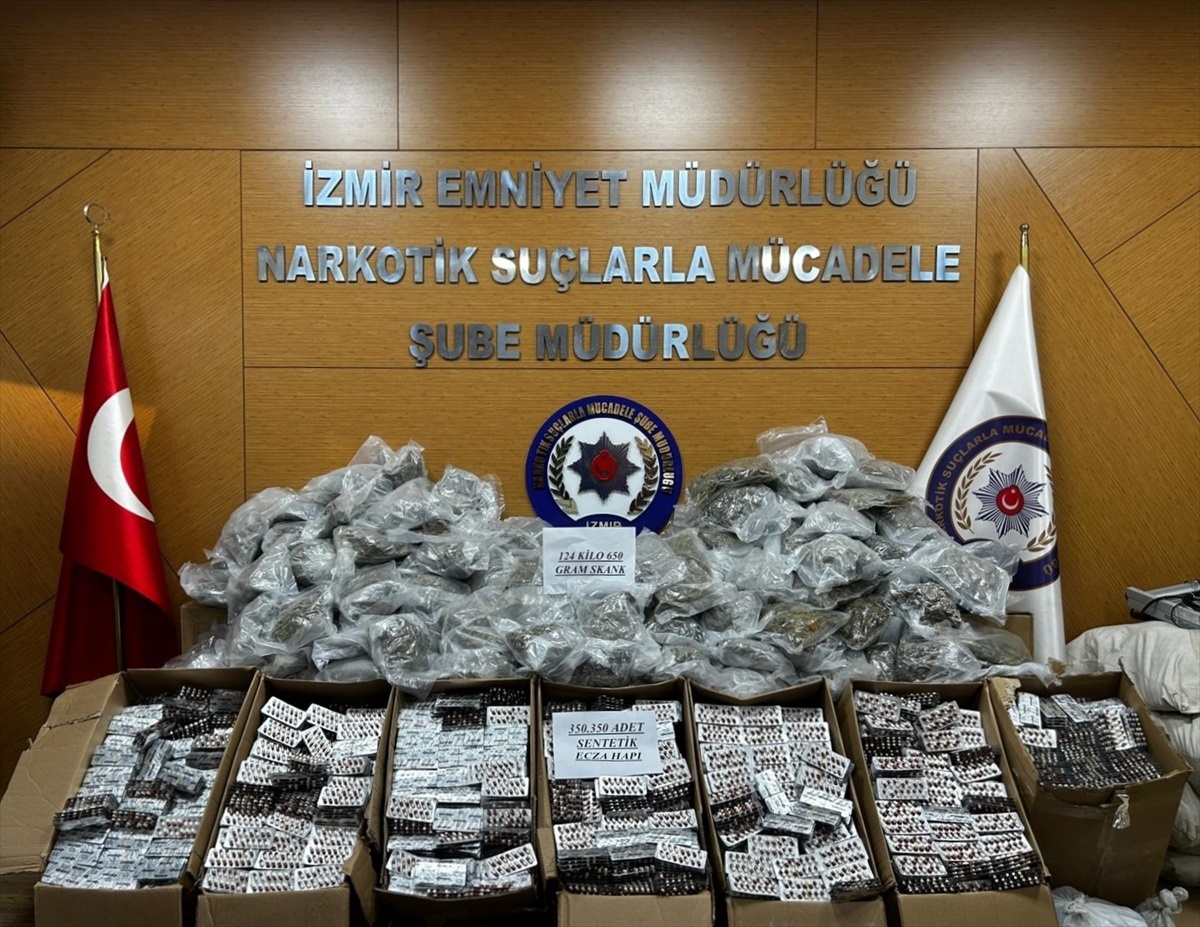 İzmir\'de 124 Kilogram Esrar ve 350 Bin Sentetik Ecza Ele Geçirildi