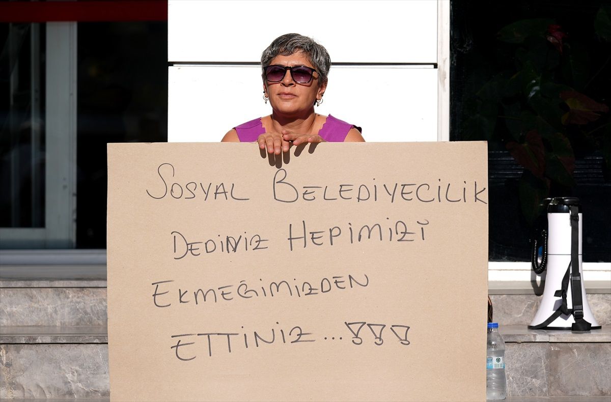Karşıyaka Belediyesi İşçileri İşten Çıkarıldı, Eylem Başlattı