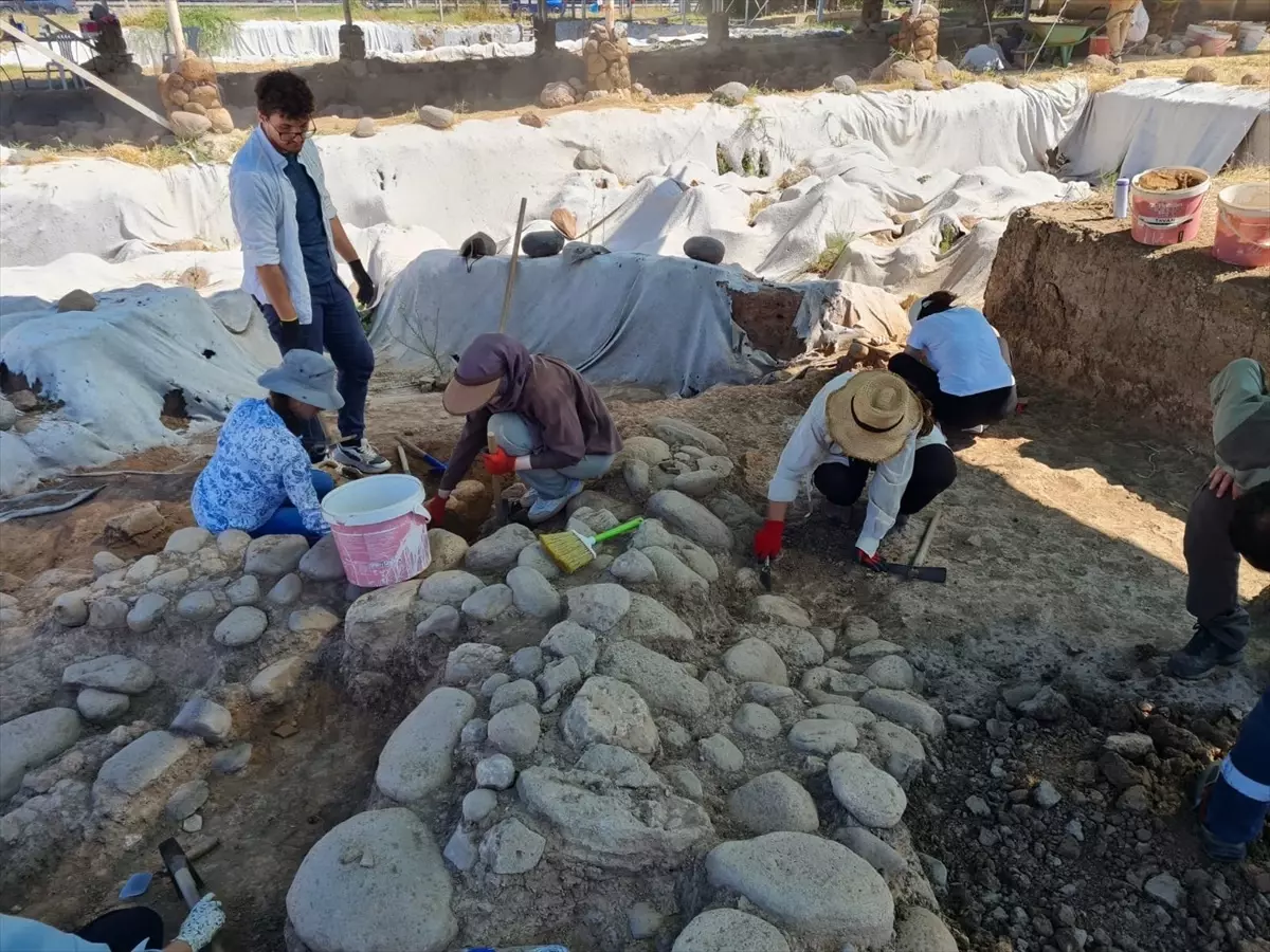 İzmir\'deki Yassıtepe Höyüğü\'nde 5 Bin Yıllık Depo Yapısı Bulundu