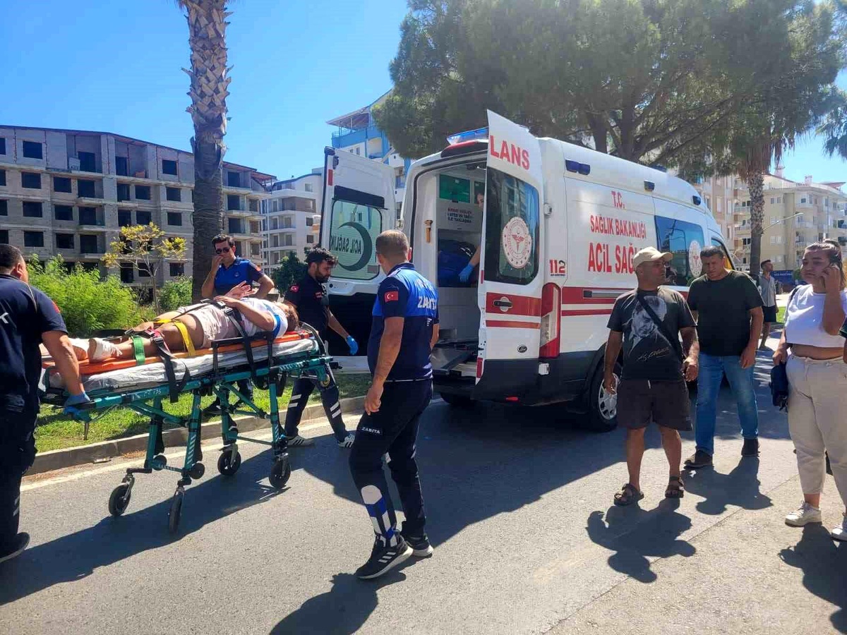 Antalya\'da Kamyonet ile Motosiklet Çarpıştı: Motosiklet Sürücüsü Yaralandı