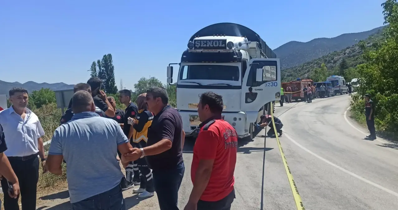 Isparta\'da Kamyon-Motosiklet Çarpışması: 2 Genç Hayatını Kaybetti