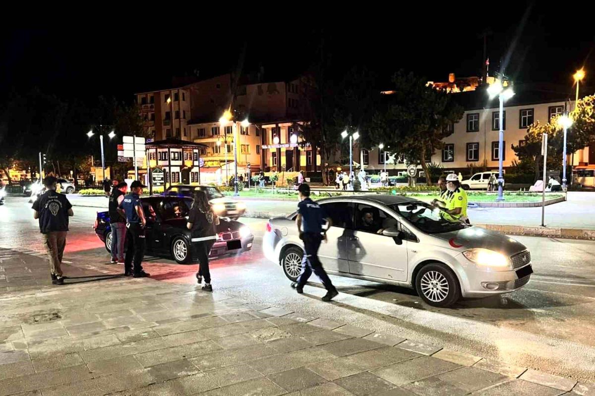 Kastamonu\'da yapılan denetimlerde bin 63 kişi ve 346 araç kontrol edildi