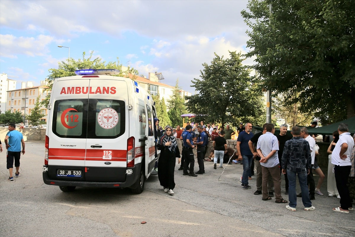 Kayseri\'de apartmanda çıkan yangında 6\'sı çocuk 8 kişi dumandan etkilendi