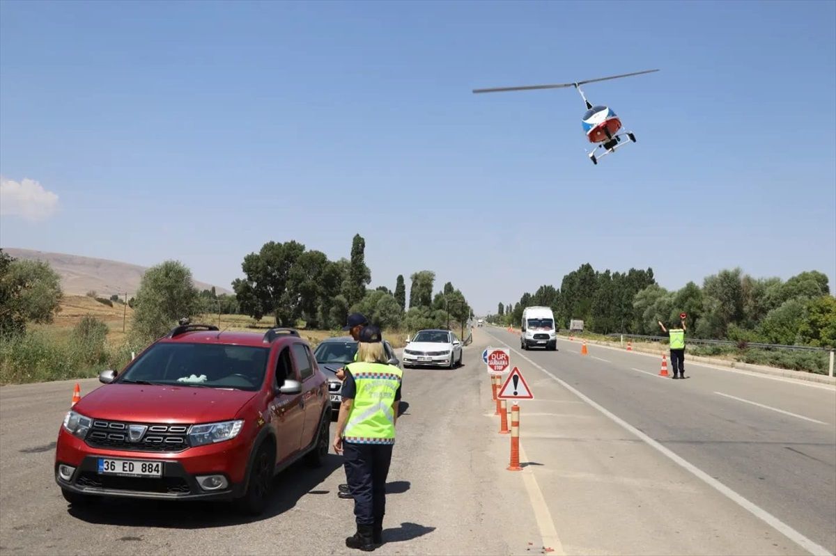 Kırşehir\'de Jandarma Ekipleri Cayrokopterle Trafik Denetimi Yaptı
