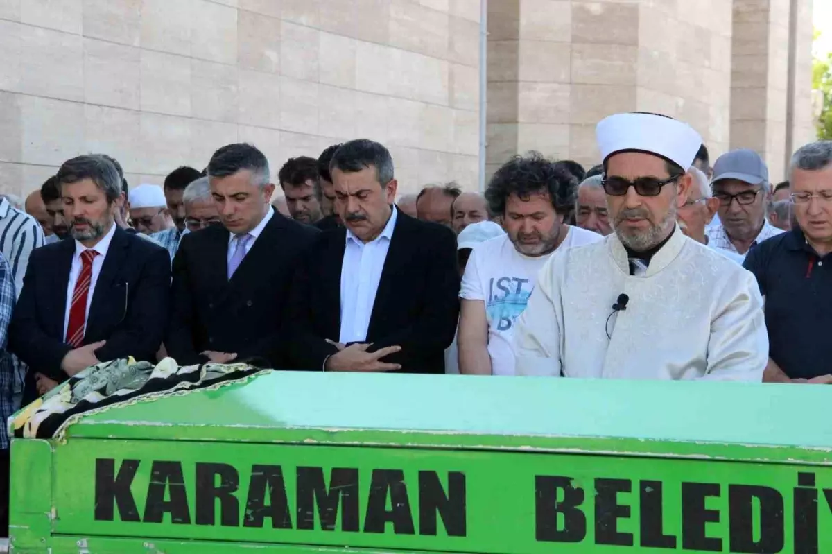 Milli Eğitim Bakanı Yusuf Tekin, Hacı Ali Okur\'un annesinin cenaze törenine katıldı