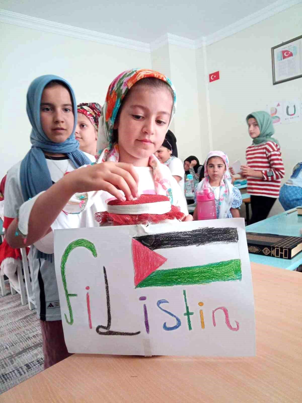 Yaz Kur\'an kursu öğrencileri Filistin\'e harçlıklarını bağışladı