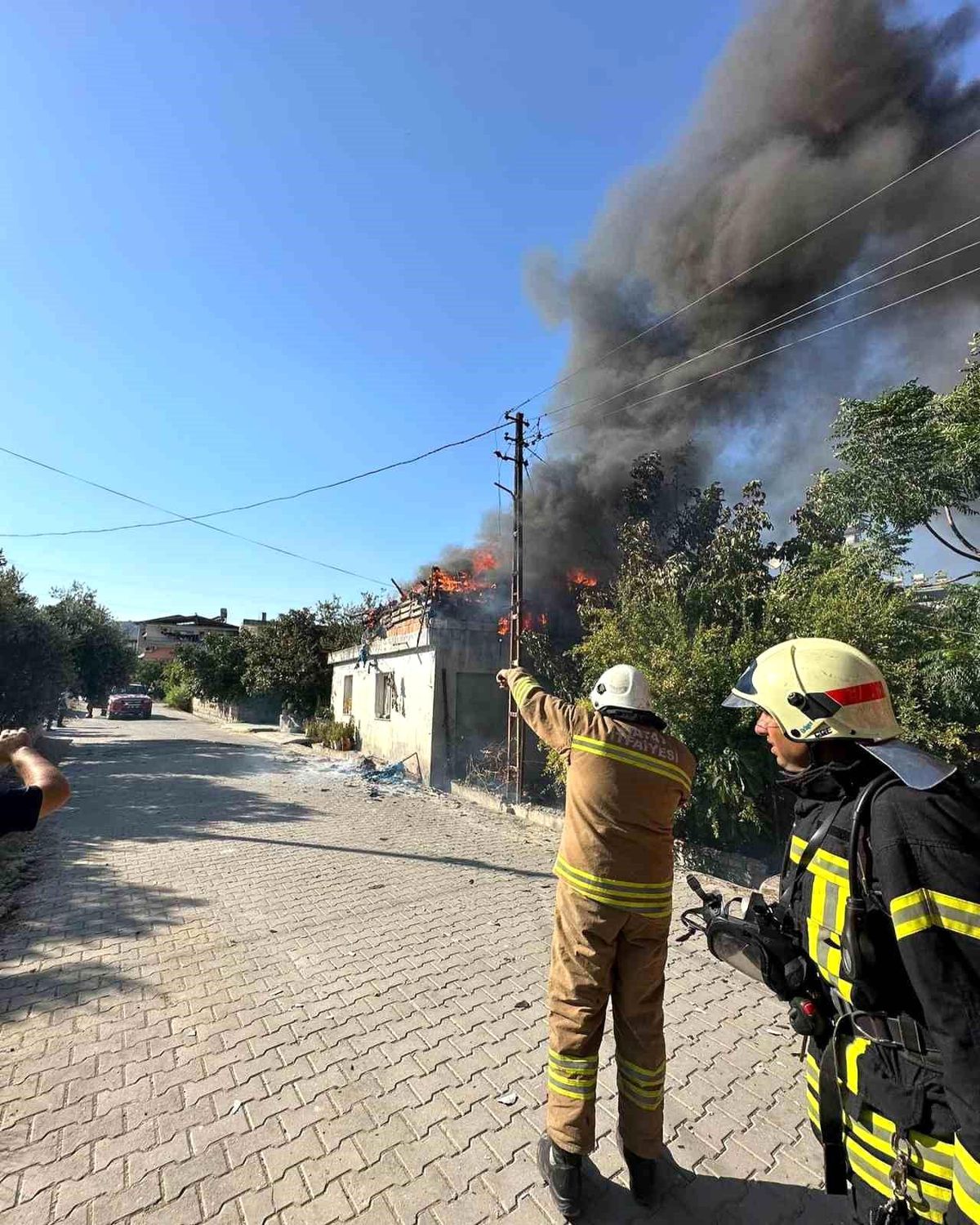 Hatay\'da tek katlı evin çatısında yangın çıktı