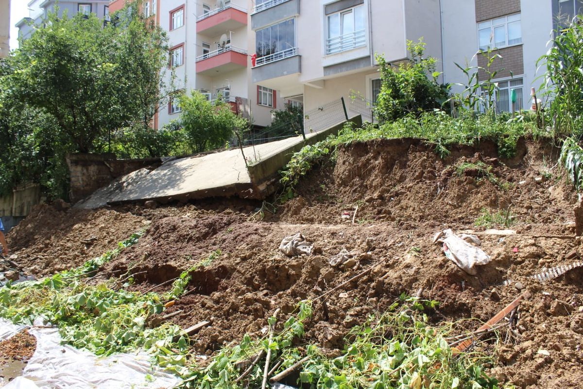 Ordu\'da Sağanak Yağış Sonrası İstinat Duvarı Çöktü