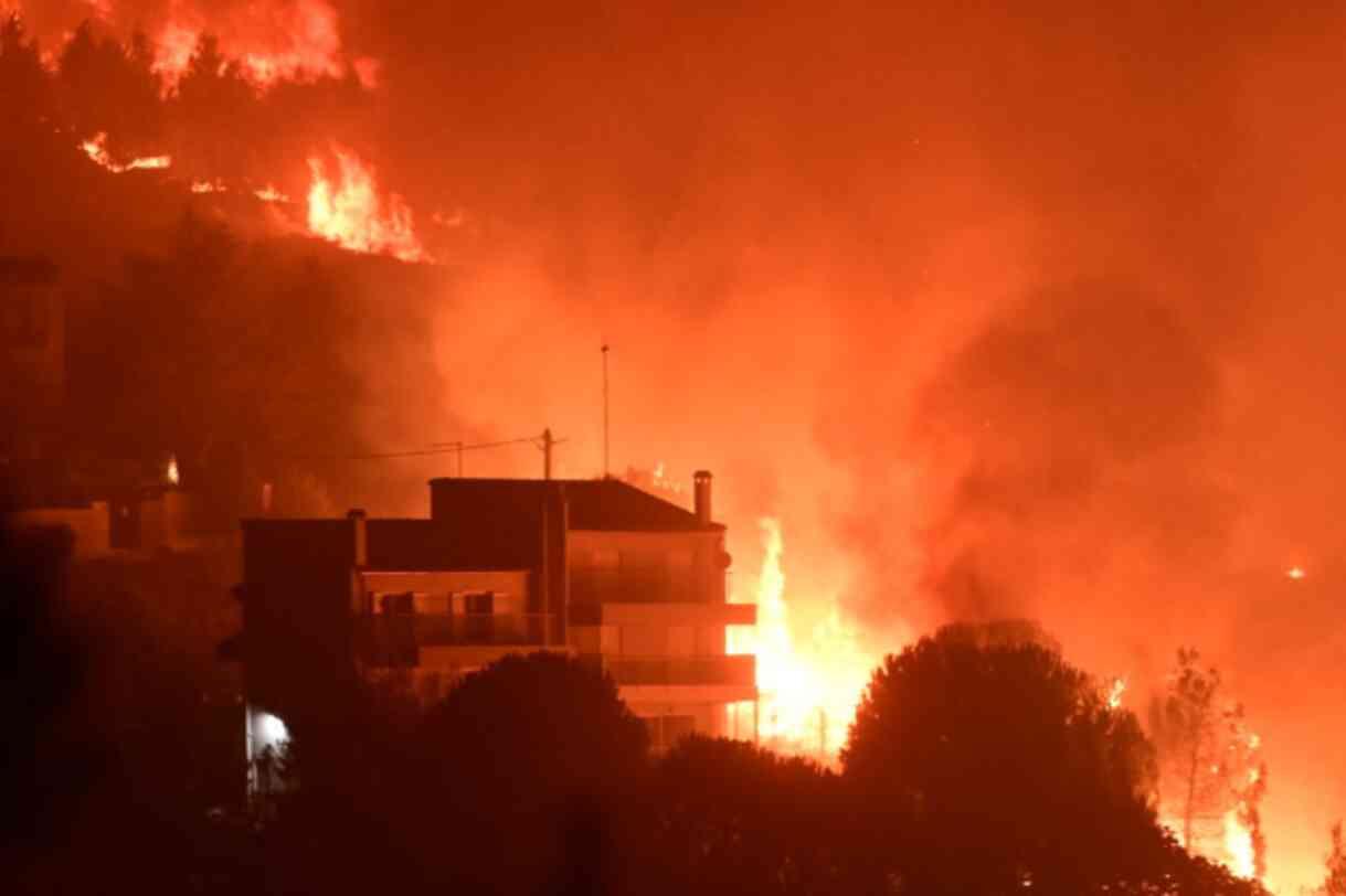 Ormanda başlayan yangın başkent Atina sınırına dayandı! 9 köy ile 3 hastane tahliye edildi