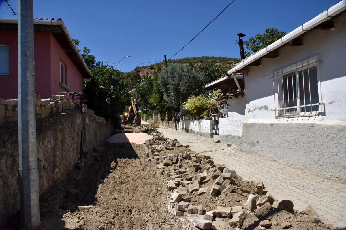 Bilecik Osmangazi Mahallesinde Bozuk Yollar Kilit Parke Taş Çalışması İle Düzene Kavuşuyor