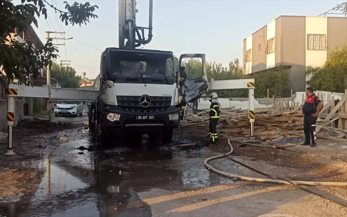 Osmaniye\'de beton pompası aracının elektrik direğine çarpması sonucu 2 kişi yaralandı