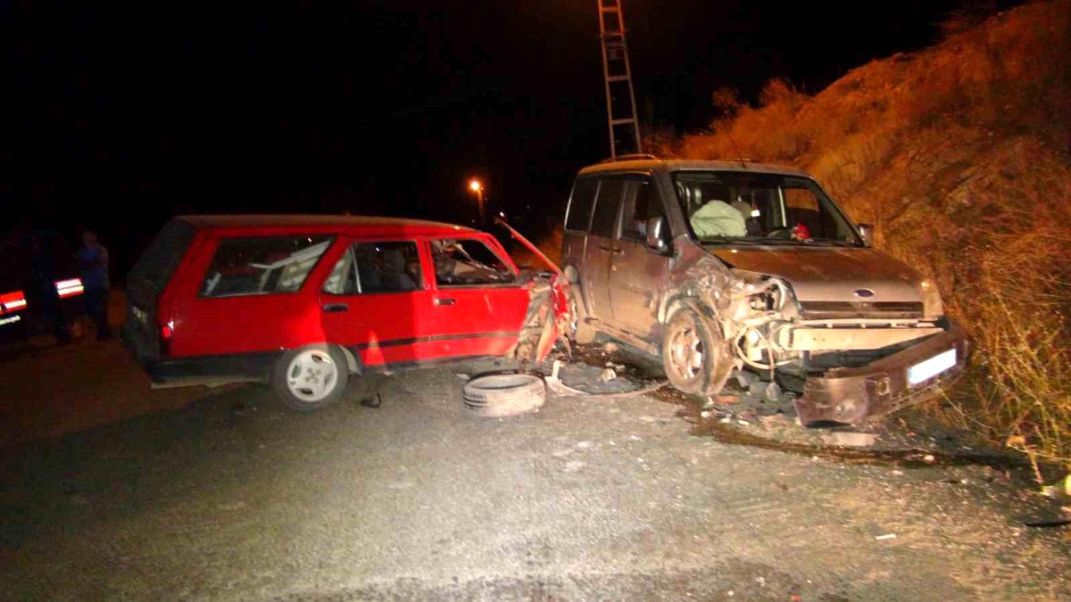 Malatya\'da otomobil ile hafif ticari araç çarpıştı, 1 kişi yaralandı