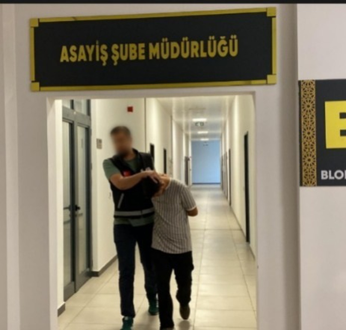 Kocaeli\'de Lüks Otomobillerin Hayalet Ekranlarını Çalan Hırsızlar Yakalandı