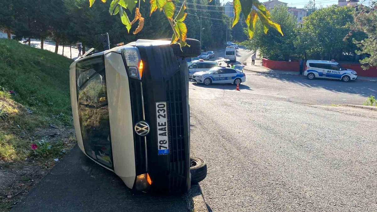 Karabük\'te polis otosuyla çarpışan araç devrildi, sürücü yaralandı