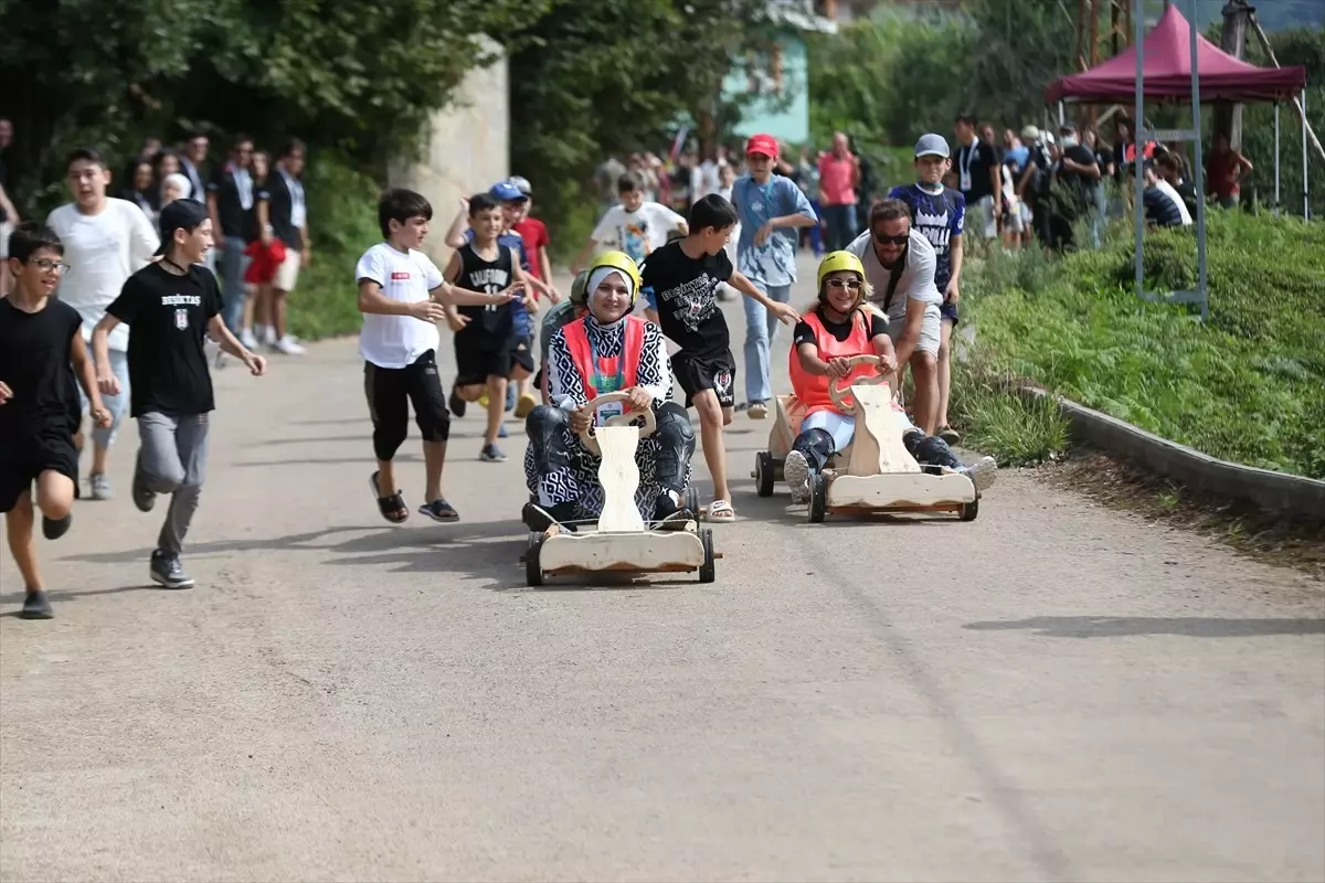 Rize\'de Uluslararası Tulum ve Kemençe Festivali\'nde Tahta Araba Yarışması Gerçekleştirildi