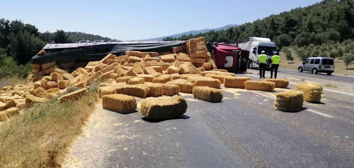 Denizli-Manisa Karayolu Bozalan Mahallesi\'nde Tır Devrildi