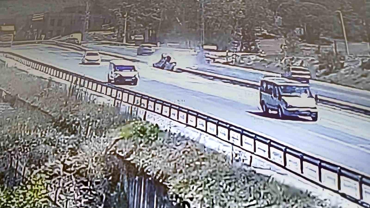 Sancaktepe\'de Otomobil Takla Attı: Sürücü Yaralandı