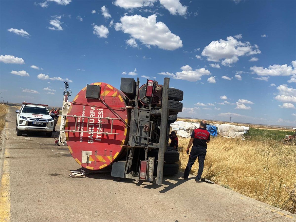 Şanlıurfa\'da İtfaiye Aracı Devrildi: 3 İtfaiye Eri Yaralandı